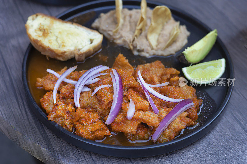 Chicharrón in red sauce